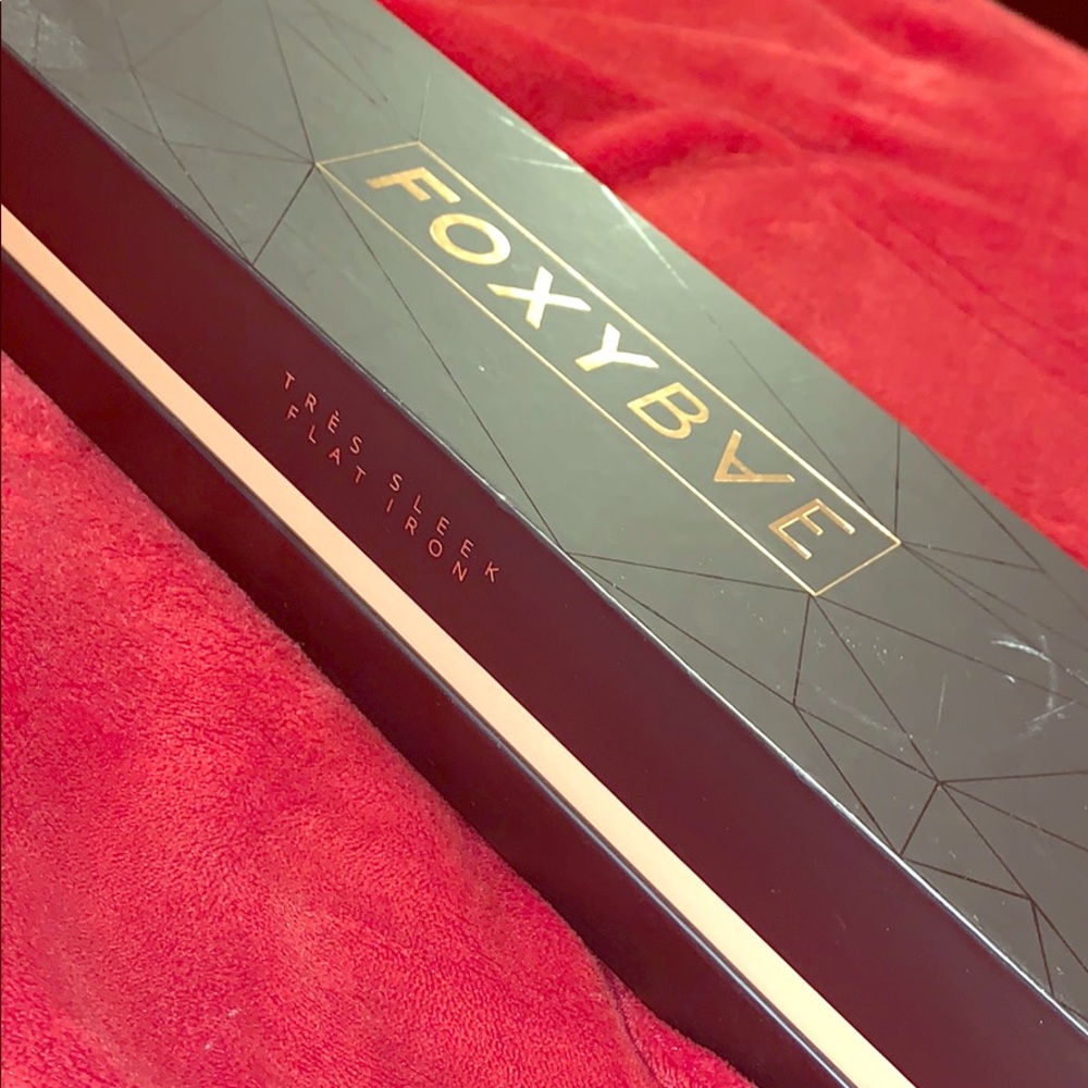 I’m selling a FoxyBae tres sleek flat iron!